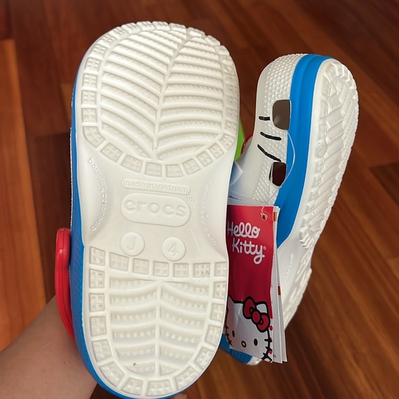 Hello Kitty Crocs - Picture 5 of 8